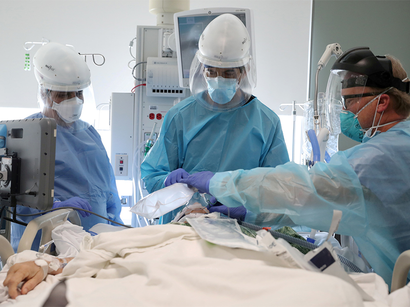 أطباء يجرون عملية ولادة قيصرية لرجل بالخطأ